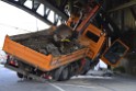 LKW blieb unter Bruecke haengen Koeln Deutz Deutz Muelheimerstr P093